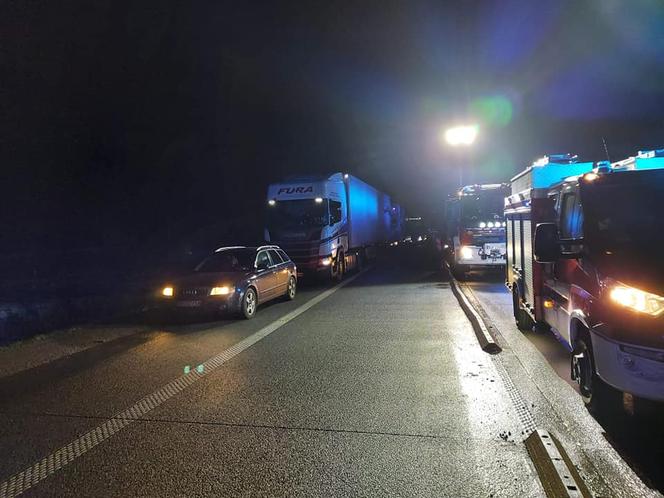 Grajewo. Pędzący kierowca skody rozbił się na ciężarówce z drewnem [ZDJĘCIA]