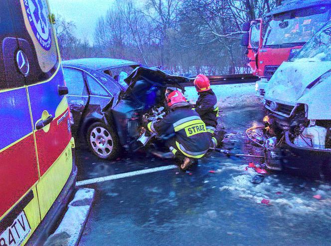 Wypadek na Pileckiego. Zderzyły się dwa samochody. Jedna osoba trafiła do szpitala