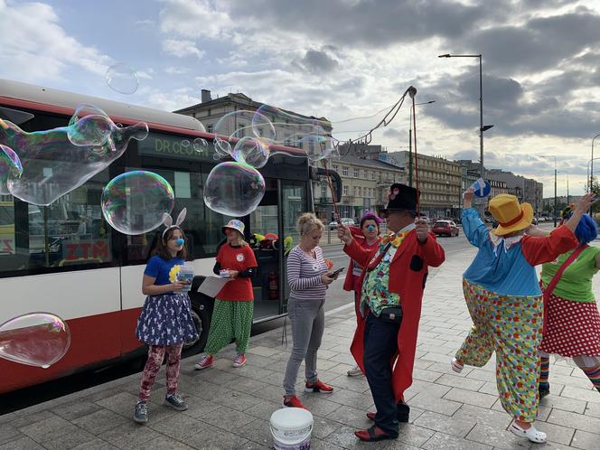 Dr Clown zaraża śmiechem w Światowym Dniu Uśmiechu