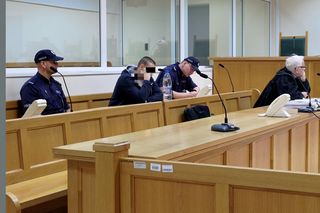 Siedział na ławce obok dziewczyny. Tyle wystarczyło, by zaczęli go okładać młotkiem