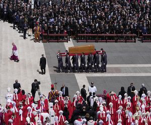Zaczął się pogrzeb papieża Franciszka. Jedna z największych takich ceremonii w historii