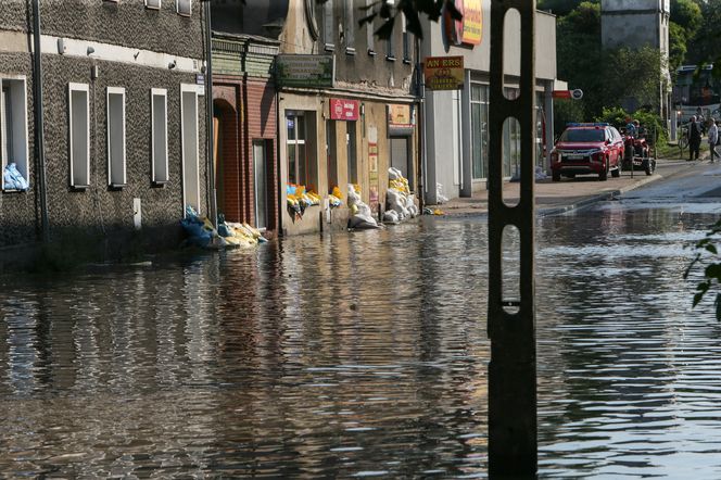 Rzeka Bóbr wdarła się na ulice Żagania