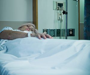 Powiększona wątroba, obrzęk twarzy. Tak objawia się jedna z najrzadszych chorób na świecie