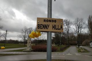 Rondo Benny Hilla? Tajemnicza tabliczka zawisła w weekend na Polu Mokotowskim