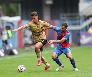 Ekstraklasa: Piast – Górnik 0:1. Ślady korków na łydce, Podolski nie dograł meczu, Plach zagrał piach