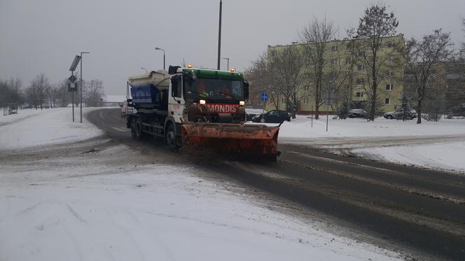 Zima w Bydgoszczy znów dała o sobie znać. Trudne warunki na drogach i chodnikach [WIDEO, ZDJĘCIA, AUDIO]