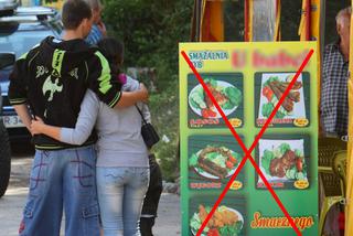 OBRZYDLIWE wakacje w Polsce: gnijące śmieci, przeterminowane jedzenie, brak szczepień. Dramat turystów