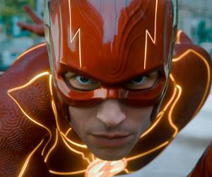 The Flash — Internauci śmieją się z efektów specjalnych. Reżyser zapewnia, że to „zamierzone działanie”