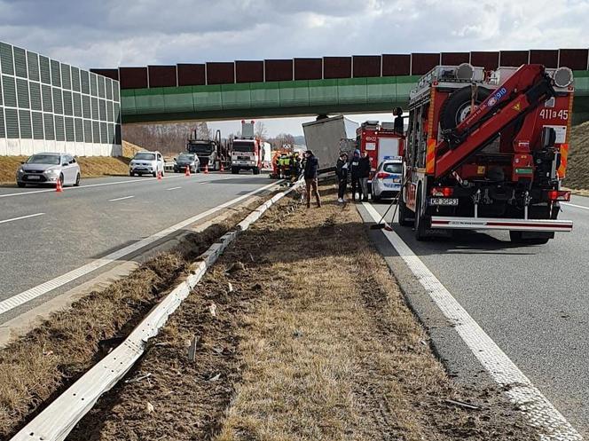 Wystrzał opony w ciężarówce na A4