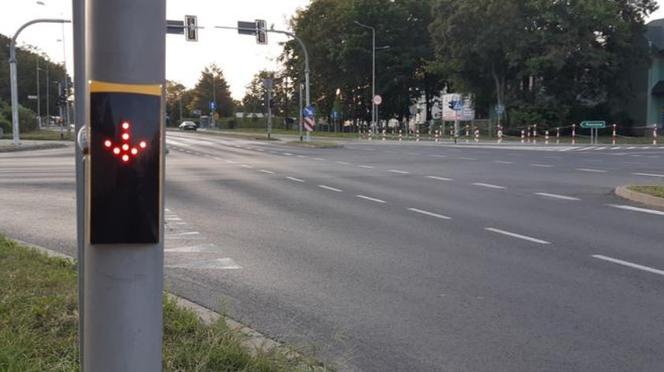 Przydrożne tablice pokazują utrudnienia, wolne parkingi i pogodę