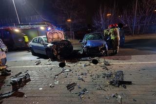 Czołowe zdarzenie dwóch samochodów na ul. Artyleryjskiej w Bydgoszczy! [ZDJĘCIA]
