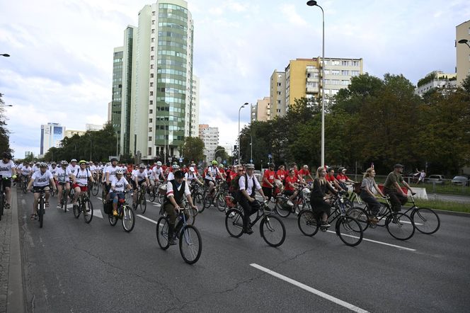 Biało-czerwonym peletonem rowerzyści uczcili Powstanie Warszawskie 