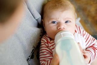Jak pogodzić karmienie piersią z butelką? Ekspert radzi, kiedy zacząć