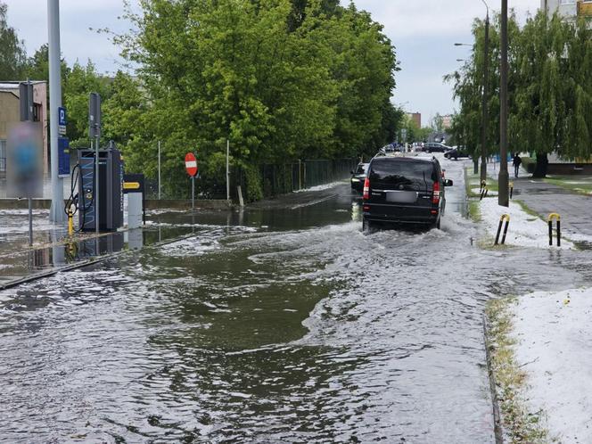 Nawałnica nad Gnieznem. Miasto zalały strumienie wody po ulewie i gradobiciu [ZDJĘCIA].