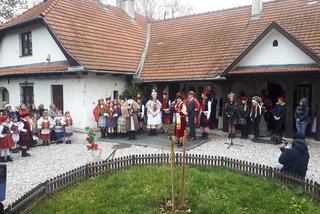 Mieszkańcy Krakowa osadzili chochoła w Rydlówce