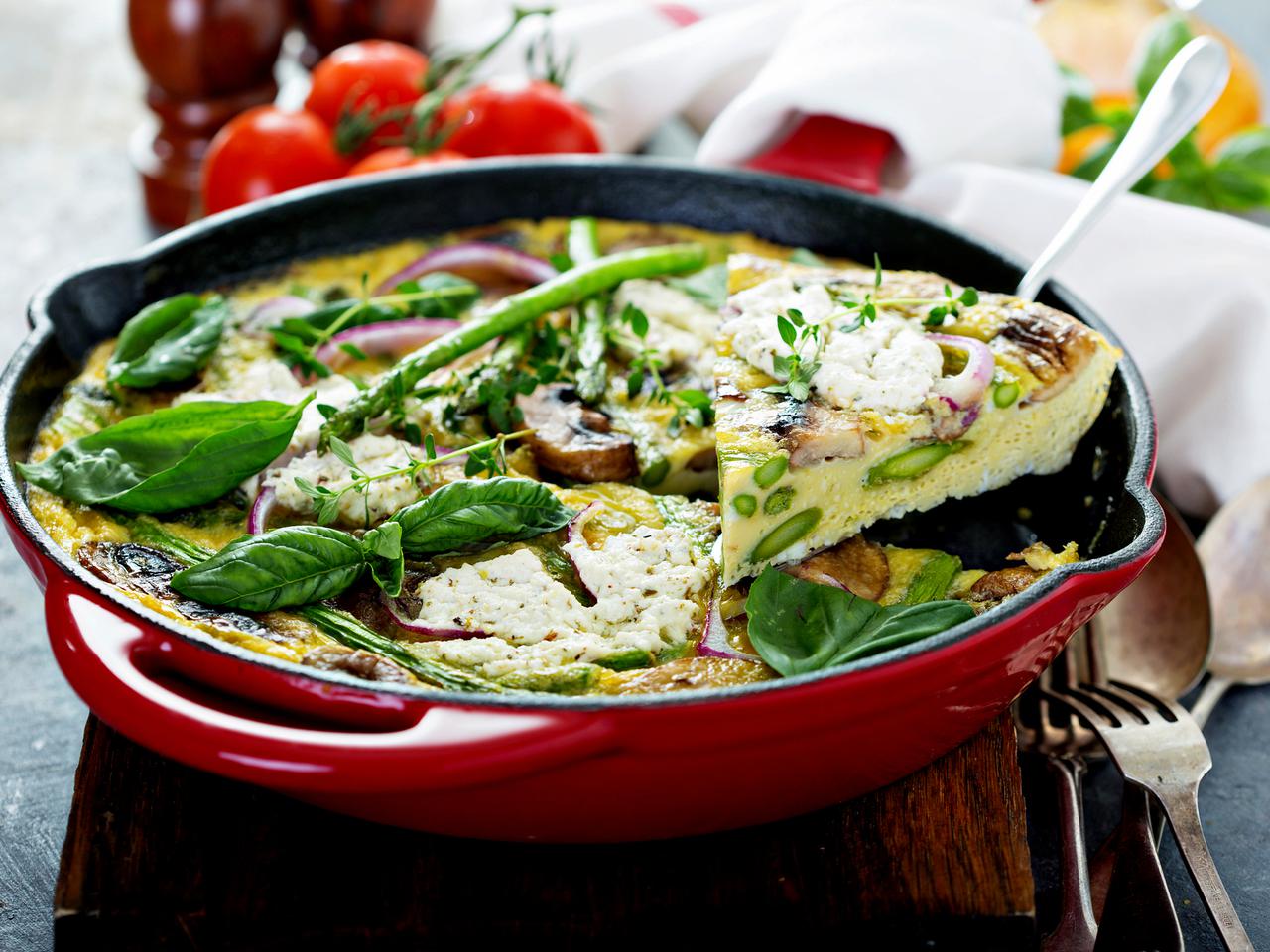 Przepis na szybki obiad: omlet ze szparagami i pieczarkami