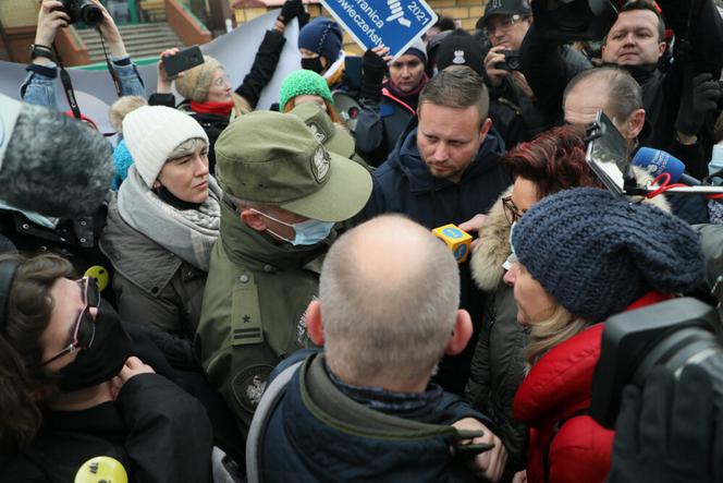 Pierwsze damy Jolanta Kwaśniewska i Anna Komorowska w Michałowie. Wzięły udział w akcji "Matki na granicę"