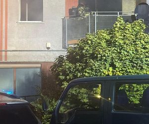Toruń. Pożar bloku przy ul. Lubickiej. Dwie osoby wyskoczyły z okna [ZDJĘCIA]