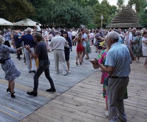 „Tańcowali” na parkiecie w Muzeum Wsi Lubelskiej aż miło było patrzeć! FOTORELACJA z sobotniej potańcówki