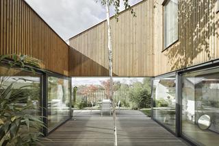 Biały dom w Łomiankach projektu moomoo architects