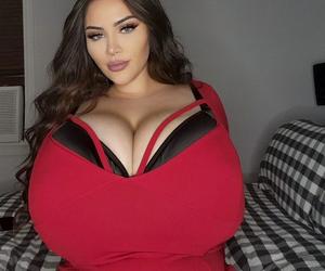 Piersi popularnej tiktokerki nie chcą przestać rosnąć. To wyjątkowo rzadka choroba