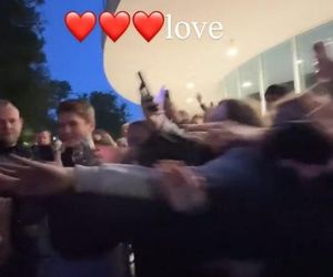 Justyna Steczkowska niczym papież! Gwiazda wyciąga rękę do fanów ze swojego jusiamobile