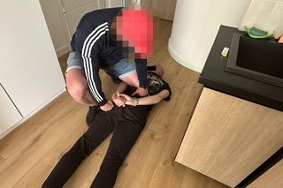 „Wnuczkowie” z narkotykami i bronią za kratami! Policja zatrzymała groźnych oszustów