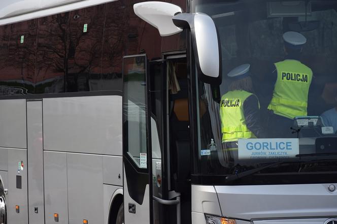 Policjanci kontrolują liczbę pasażerów w autobusach