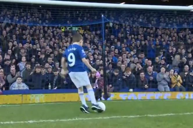 Chory na porażenie mózgowe kibic Evertony strzela gola