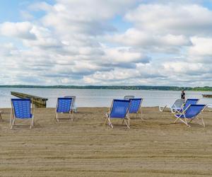 Darmowe leżaki i hamaki na plaży miejskiej w Giżycku. Zobacz zdjęcia