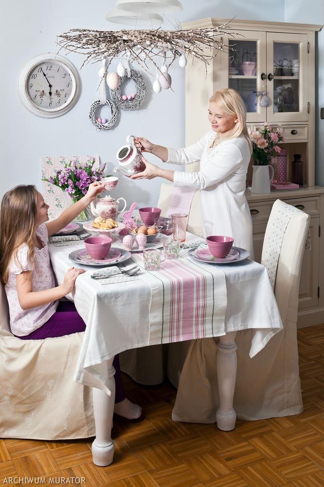 Szaro-różowa dekoracja stołu na Wielkanoc