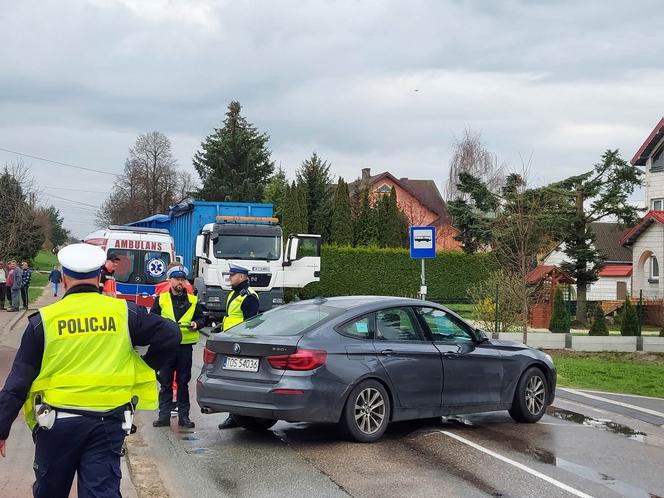 Śmierć na drodze w Ambrożowie. Ciężarówka potrąciła mężczyznę