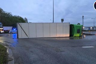 Ciężarówka przewróciła się na rondzie pod Otwockiem. Kierowca wjechał prosto w kopiec! 