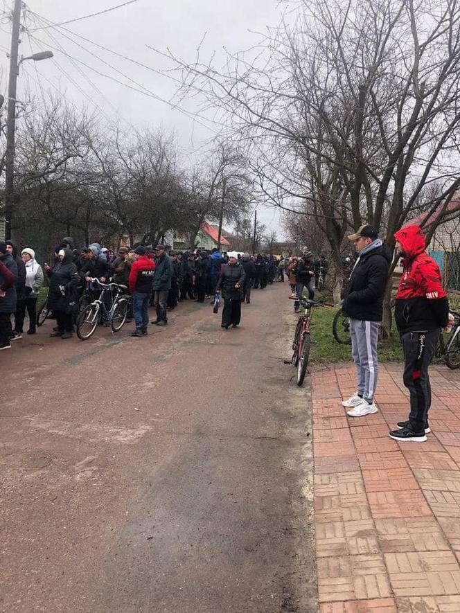 Tłumy Ukraińców stoją w kolejce po psie jedzenie