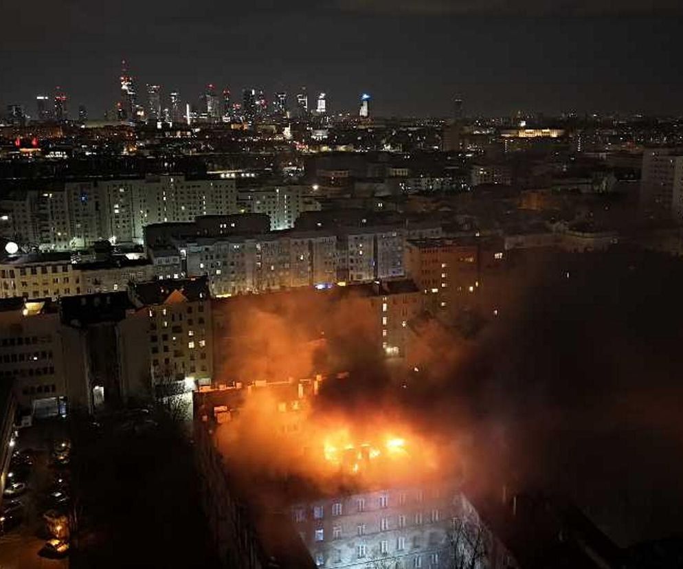 Wielka akcja strażaków w centrum dzielnicy. Stara kamienica zapłonęła jak pochodnia. Ogień było widać z kilku kilometrów