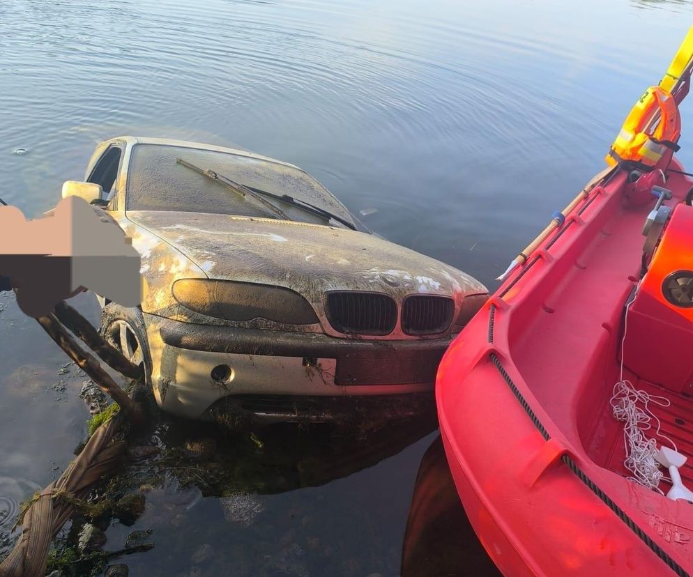 Auto w jeziorze Lednickim