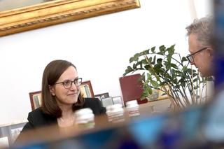 Wicenaczelny Super Expressu Hubert Biskupski w rozmowie z minister finansów Magdaleną Rzeczkowską