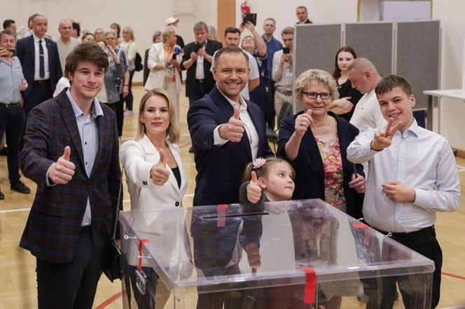Karol Nawrocki z rodziną. Jego córka skradła show na wieczorze wyborczym