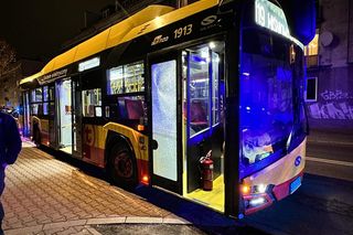 Nieznany sprawca ostrzelał autobus miejski. Celował w kierowcę: „oddał trzy strzały”. Dramatyczny opis