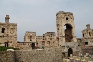 Zamek Krzyżtopór w trakcie pochmurnego dnia