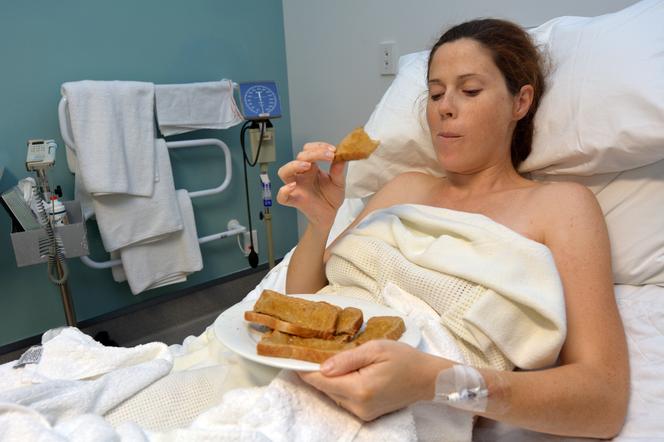 kobieta w szpitalu po porodzie jedząca tosty