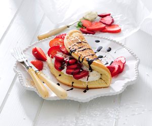 Jak zrobić biskwit? Podajemy sprawdzony przepis na omleciki z owocami