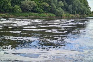 Kolejne zanieczyszczenie? Gęsta piana w korycie Wisły