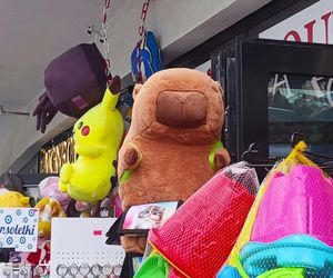 Wakacyjne pamiątki na straganach w nadmorskich kurortach