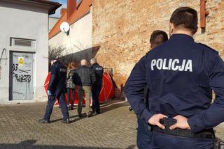 Tragedia w Lesznie. Na chodniku zmarł mężczyzna