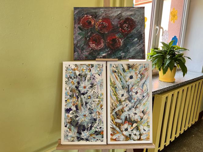 "Kwiaty dla naszego Patrona" - ekspozycja prac malarskich Tomasza Stańczuka w SP 11