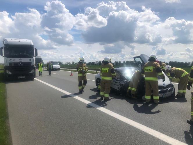 Sportowe BMW zderzyło się z ciężarówką! Paskudny wypadek na A2