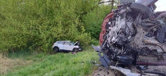 Świętokrzyskie: Tragiczny wypadek w powiecie staszowskim. Dwie osoby nie żyją, osiem w szpitalu