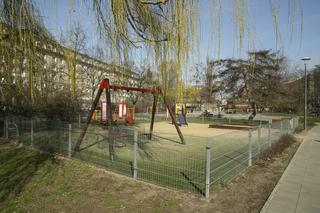 Kolejne dzielnice zamykają place zabaw