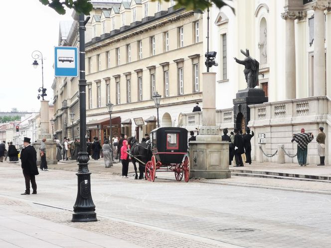 Co się dzieje na Krakowskim Przedmieściu w Warszawie? Rosyjskie napisy na ulicach